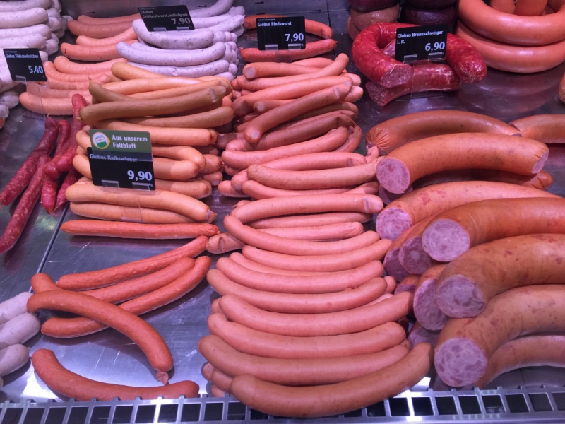 vitrine-THEOULE SUR MER-min_sausages_meat_butchery-1069321